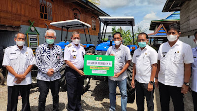 Amran Mahmud Serahkan Traktor yang Dijanjikan Jokowi untuk Kelompok Tani di Wajo