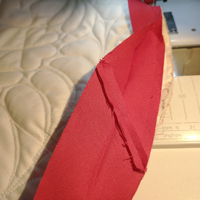 Quiltscapes.: Tutorial ~ How to Bind a Scalloped Edge