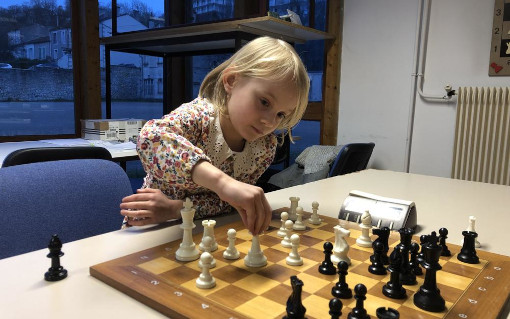 Elizaveta Pashkova mardi soir lors de son entraînement au club d’échecs « Les Tours d’Angoulême » - Photo © Charente Libre