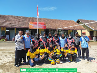 Para Pemain Voli Putri Foto Bersama Sebelum Pertandingan Voli di Mulai