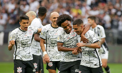 Brasileiro: Corinthians supera Santos e entra no G4