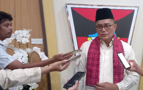 Ketua DPRD Kota Padang Syafrial Kani memberikan keterangan kepada awak media soal jadwal Pemilihan Wakil Walikota Padang.