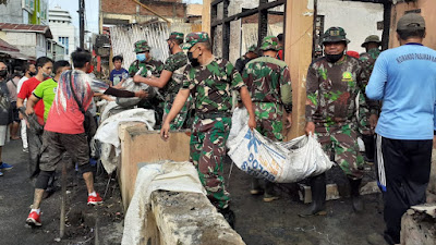 Kodim 1309/Manado Gotong Royong Bersama Masyarakat Bersihkan Puing-puing Sisa Kebakaran