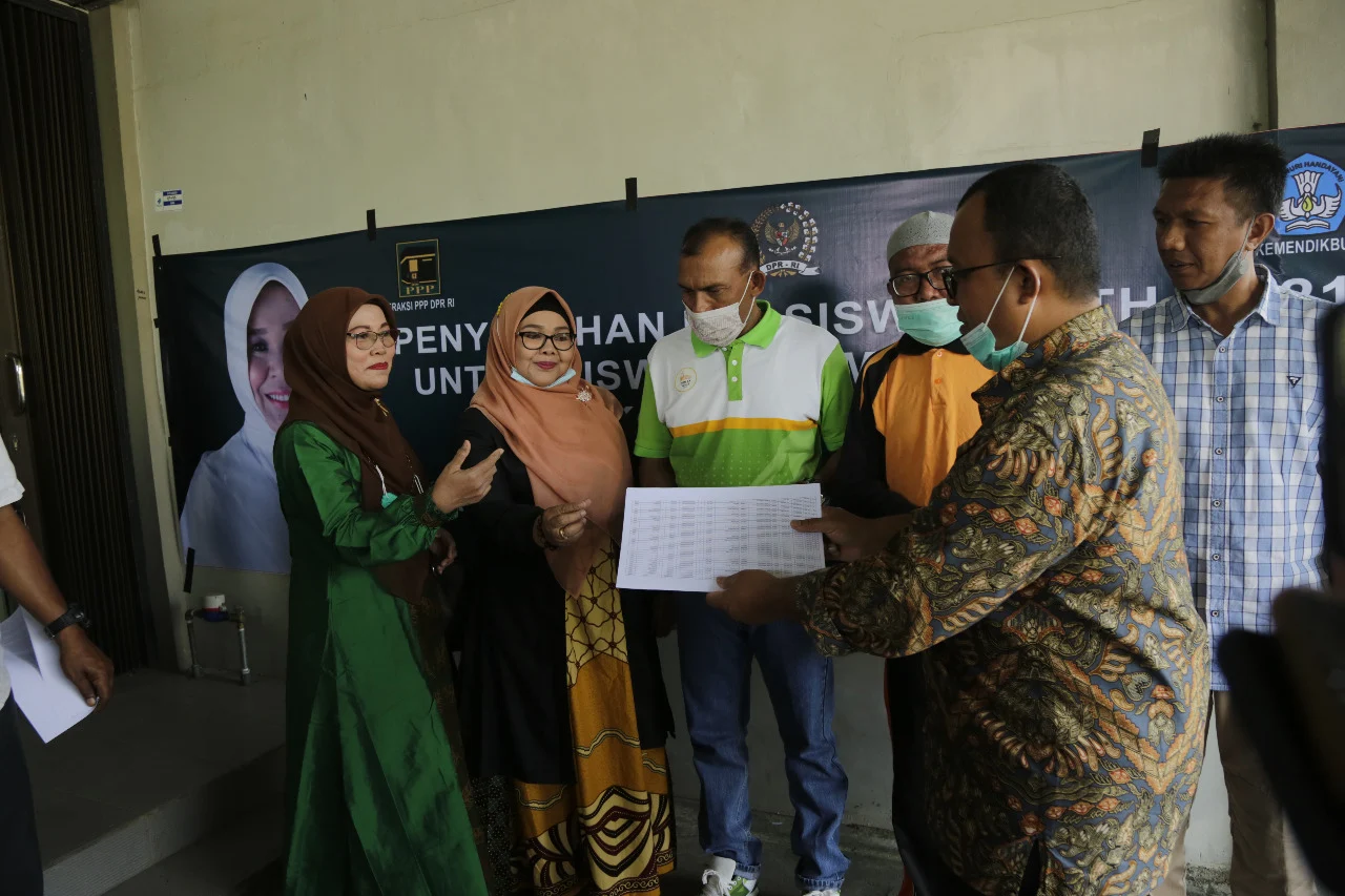 Hj. Illiza Sa'aduddin Djamal salurkan Beasiswa PIP untuk Siswa Sekolah di Banda Aceh