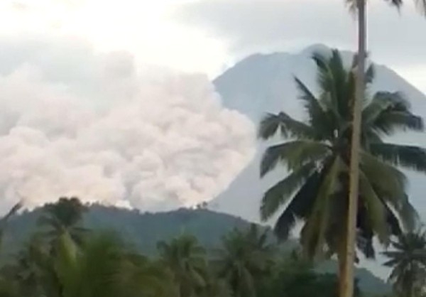 Gunung Semeru Terdengar Suara Gemuruh Sebelum Keluarkan Awan Panas Sejauh 3 Km