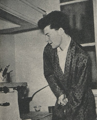 Gérard Philipe se prépare un porto-flip en 1948