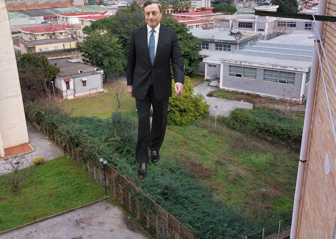 Mario Draghi cammina sulle erbacce