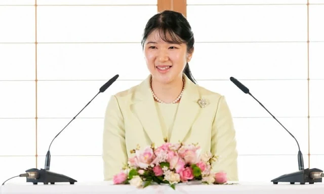 Princess Aiko wore a light khaki color jacket and skirt. Diamond brooch and pearl earring. Emperor Naruhito and Empress Masako