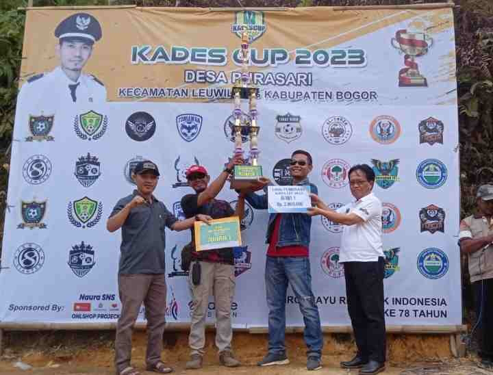 Kepala Desa Purasari Menyerahkan Piala sekaligus  Penutupan Turnamen Sepak Bola Kades Cup 2023