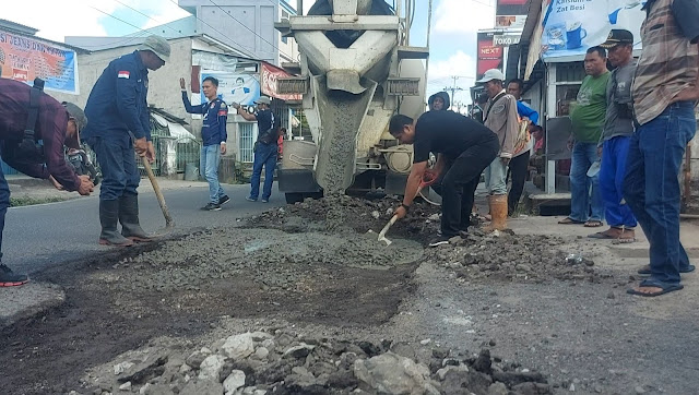 Dalam Rangka HPN 2022,PWI Prabumulih Tambal Jalan Berlubang 