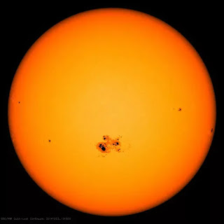 सूर्य के बारे में जानकारी ,सूर्य कितना बड़ा है ,सूर्य पृथ्वी से कितना बड़ा है ,सूर्य की रोशनी पृथ्वी पर पहुंचने में कितना समय लेती है, सूर्य के जलने का कारण ,सूर्य जलता क्यों रहता है, सूर्य कलंक क्या है, सूर्य ग्रहण क्या है, सूर्य पर धब्बे क्यों है, सूर्य के बारे में संपूर्ण और महत्वपूर्ण जानकारी