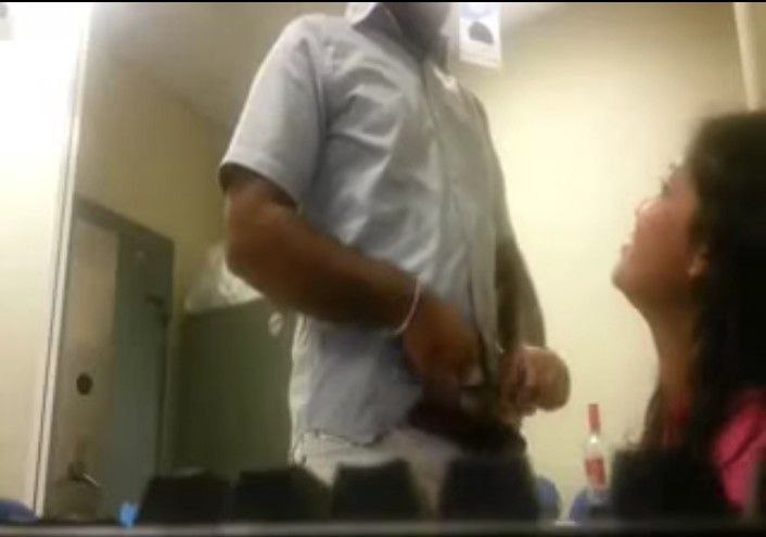 Bank manager ne launch time me kulfi chusaya viral video