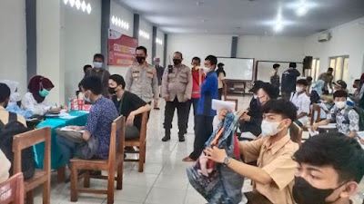 Wakapolres Serang Kota Tinjau Kegiatan Vaksinasi Presisi di SMK 1 PGRI Kota Serang