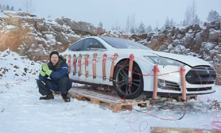 Tuomas Katainen dengan sedan elektrik Tesla Model S 2013 | Gambar video YouTube