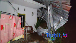 Tebing 15 Meter Longsor di Sukabumi, Rumah Warga Tertimpa Tanah Longsoran