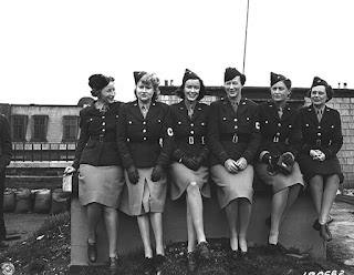 from left to right: Mary Welsh, Dixie Tighe, Kathleen Harriman, Helen Kirkpatrick, Lee Miller, and Tania Long