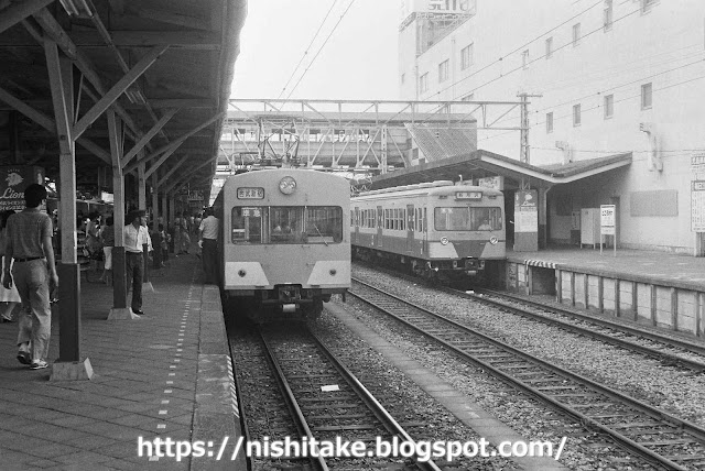 赤電801系と前パン401系列車の並び。　所沢　1982.8月上旬