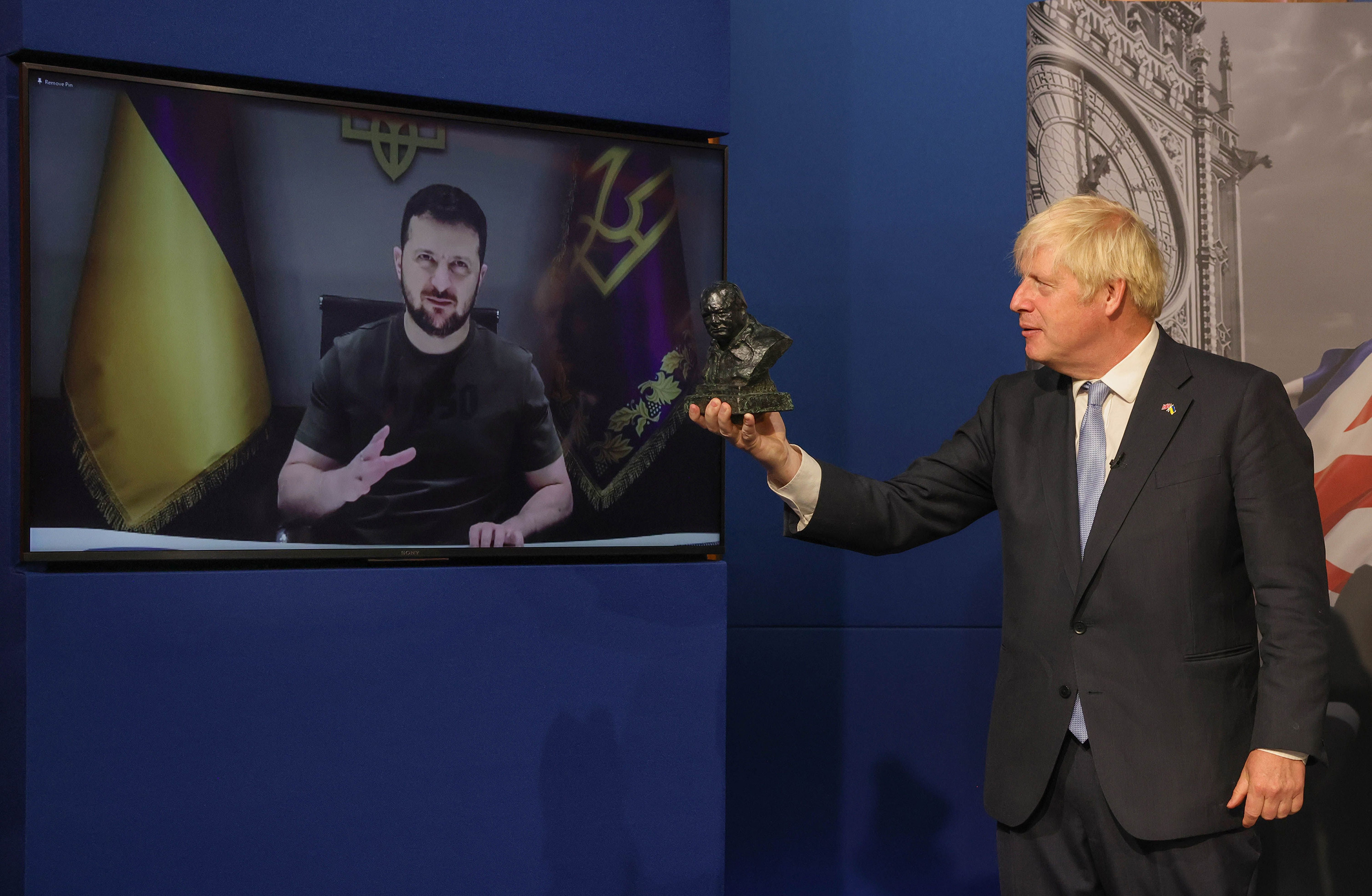 â€œThe Sir Winston Churchill Awardâ€ - Outgoing UK prime minister Boris Johnson honors Zelensky with award for leadership