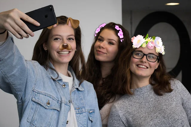 WhatsApp for Android Adds Snapchat-Style Camera Effects