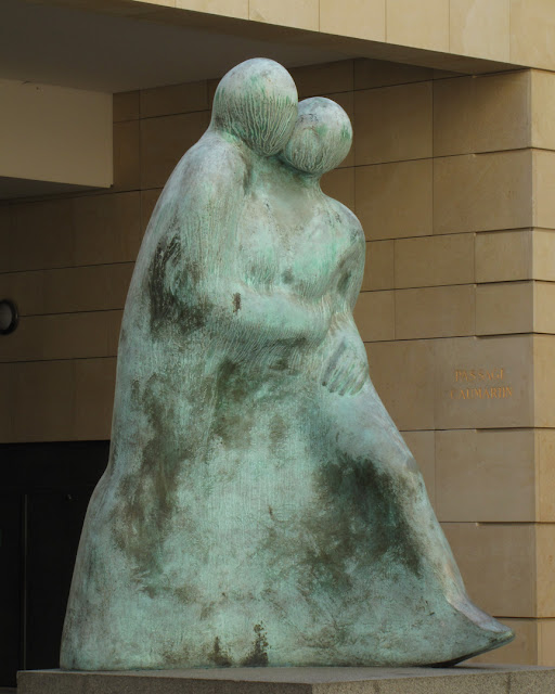 Baiser Promenade, Kiss Promenade by Chantal Blanchy, Square Édouard-VII, Paris