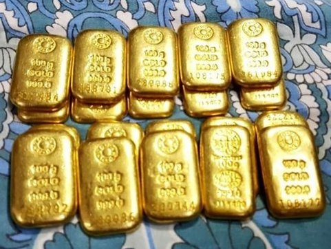 BIG ब्रेकिंग पत्रवार्ता : "करोड़ों के सोने का लालच देकर लाखों की ठगी करने वाले गैंग का भंडाफोड़" ,गिरोह के 4 आरोपी गिरफ्तार,मुख्य सरगना तरुण सोनी फरार,नकली नोटों की गड्डी समेत लाखों की सामग्री जप्त,आरोपी महंगे मोबाईल व फैशन बाईक के थे शौक़ीन, जशपुर SP विजय अग्रवाल ने कहा पुलिस टीम ने किया उत्कृष्ट कार्य,करेंगे पुरस्कृत..