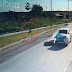 Imagens fortes! Câmera de segurança flagra o momento em que motociclista é arremessado após ser atingido por veículo na contramão em rodovia. Tudo filmado. Veja vídeo
