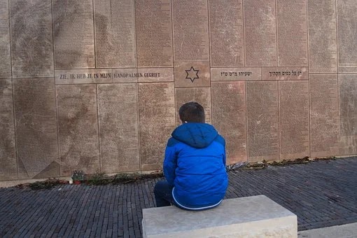 Mundo lembra Holocausto enquanto antissemitismo aumenta em pandemia