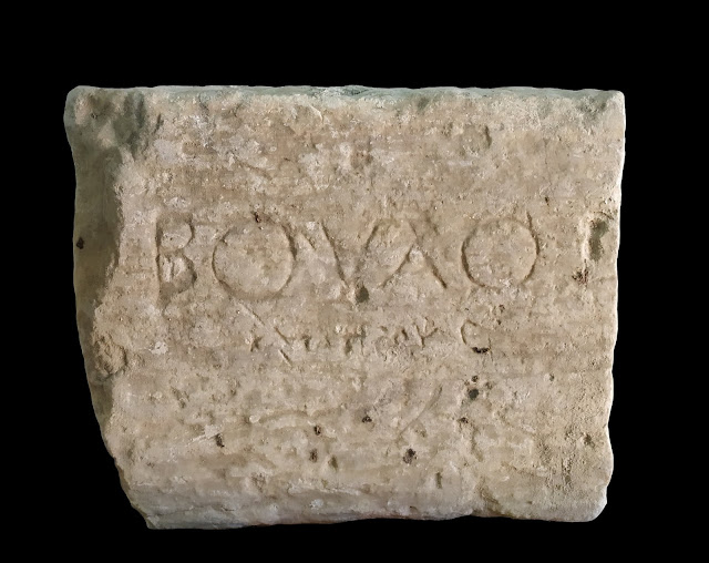 Τμήμα μαρμάρινης πλάκας με επιγραφή ΒΟΥΛΟC/ΚΑΤΑΠΛΟΥC και εγχάρακτη παράσταση αλέκτορος. Αρχαιολογικό Μουσείο Ίου. 2ος/3ος αι. μ.Χ. Βρέθηκε στην περιοχή του Πλακωτού από τον Pasch van Krienen το 1774 και σχετίστηκε με τον τόπο ταφής του Ομήρου, όπως αναγράφεται στη Χάρτα του Ρήγα. Ο L. Ross την απέδωσε σχεδιαστικά το 1844 σε ένα από τα ταξίδια του στην Ίο.