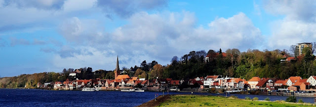 Lauenburg an der Elbe mit dem Elbe-Lübeck-Kanal (rechts)