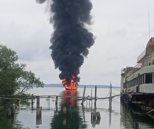 Diduga Karena Ceroboh, Kapal Kayu Berukuran 7 GT Penyalur BBM Terbakar di Sungai Buluh –Lingga