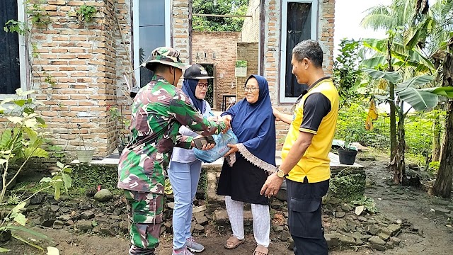 Kapolsek Dolok Masihul AKP Zulham, S.H Tinjau Dan Berikan Sembako Korban Angin Puting Beliung