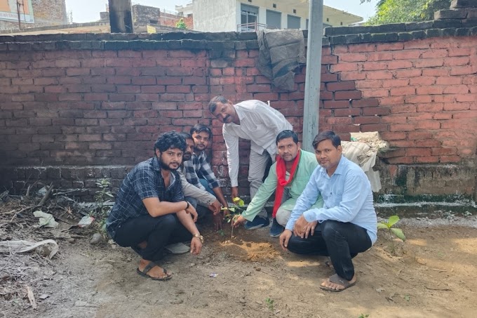 स्वतंत्रता दिवस पर सपा नेता ने ध्वजारोहण कर किया पौधरोपण
