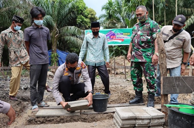 AKBP Alponso Letakkan Batu Pertama Bedah Rumah Presisi Polres Indragiri Hulu Untuk Janda Miskin