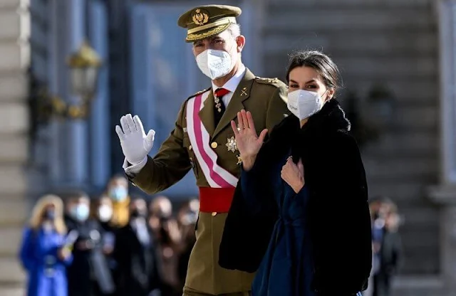 Letizia wore a blue long dress. Bulgari hoop earrings. pearl white gold and diamonds brooch. Karen Hallam gold ring. black fur jacket