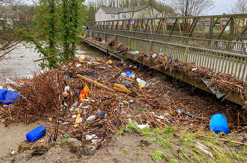 Jembatan penuh sampah