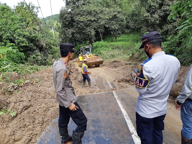 Personil Polres Sukabumi dan Polsek Jajaran Sigap Turun ke Lokasi Bencana Alam