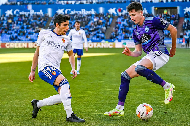 Jon Morcillo se estrenó como titular y no tuvo una buena actuación. Aquí intenta un regate ante Fran Gámez. REAL ZARAGOZA 0 REAL VALLADOLID C. F. 0 Sábado 22/01/2022, 16:00 horas. Campeonato de Liga de 2ª División, jornada 24. Zaragoza, estadio de La Romareda