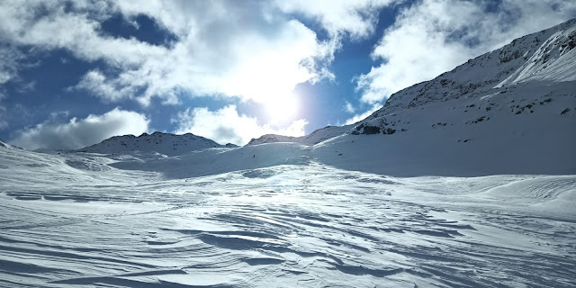 Durch den in der Höhe oft starken Wind wurde die Schneedecke in exponierten Lagen unmittelbar und stark vom Wind beeinflusst. Ein Bild von der Ellesspitze im Pflerschtal. (Foto: Bergführer Ludwig Gorfer, 06.01.2022)