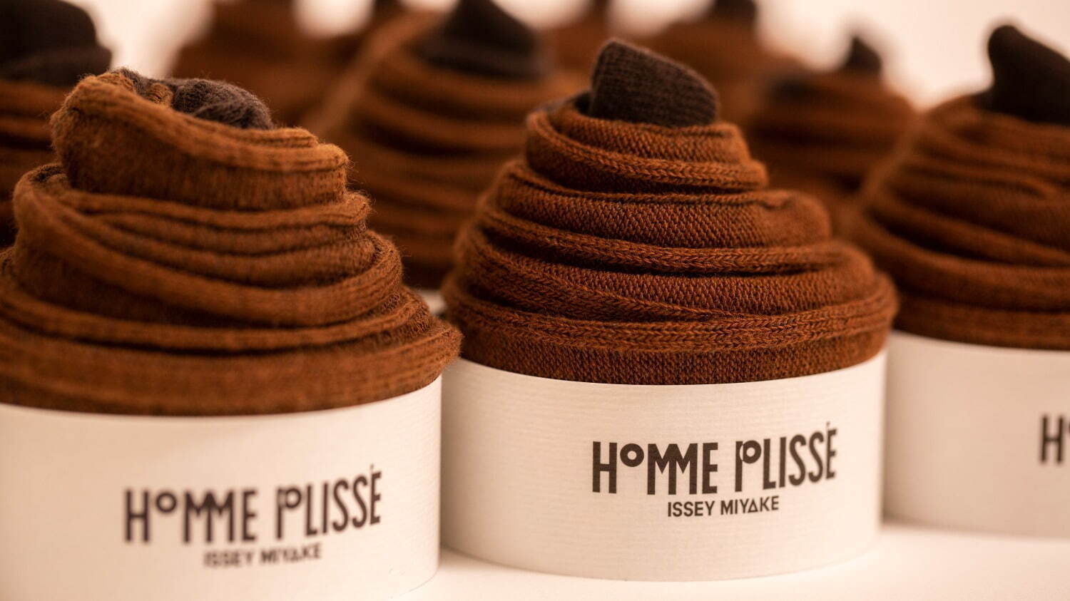 HOMME PLISSÉ ISSEY MIYAKE CUPCAKE SOCKS