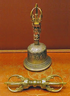 Vajrayāna'nın klasik ritüel sembolleri olan bir vajra ve çan (ghanta)