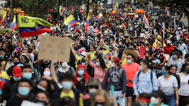 COLOMBIANOS SALEN DE NUEVO A LAS CALLES EN TODO EL PAIS EN CONTRA DE LAS POLÍTICAS DEL GOBIERNO URIBISTA DE DUQUE