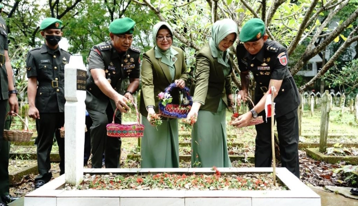 INILAH Kapendam Hasanuddin, Peringati HUT ke-71 Penerangan TNI AD, Pendam Hasanuddin Gelar Ziarah di TMP Panaikang