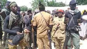 Nigeria: fighting between a militia and "bandits", at least 57 dead  Northwestern Nigeria was the scene of new deadly fighting between vigilante militia and a criminal group on Monday, with Nigerian President Muhammadu Buhari saying he was "shocked by this extreme level of criminality" which reportedly left more than 57 people dead. according to local sources .  The president condemned " the violent murder of dozens of militiamen ", without mentioning a precise assessment, in a press release published on Tuesday afternoon. The Head of State again assured " to do everything to fight these monsters decisively ".  Central and northwestern Nigeria have for years been the scene of criminal gangs, known locally as " bandits ", who raid villages, steal livestock, loot and kill people.  To protect themselves from attacks, many villages have formed self-defense militias, supported by the government. Earlier local police confirmed to AFP that fighting broke out on Monday between a self-defense militia called Yansakai and " bandits " near the town of Sakaba in Kebbi state .  She had not given a precise assessment, claiming to be still " compiling the death figures ". However, a security official in the area told AFP that 57 bodies of militia fighters had been found. On the spot two residents, reached by telephone by AFP, said that 62 militia fighters were killed in the fighting.  " We found 62 corpses of our militiamen who fought the bandits ," said Almu Sallami, one of these residents of Sakaba.  Military operations " The militiamen mobilized from several surrounding villages to face these bandits who had better weapons ," he added.  Another resident, Sani Bature, gave AFP the same assessment. A video, circulating on social networks, but whose authenticity AFP has not yet been able to verify, shows dozens of corpses lined up, surrounded by villagers.  The bandits were fleeing ongoing military operations in their enclaves in neighboring Niger state when they were accosted by militiamen, informed of their movement, said police spokesman Abubakar.  " They confronted the bandits who were more armed without first consulting the security forces for a joint operation ," he added. The bandits launch periodic attacks on villages in Kebbi state, near the border with Zamfara and Niger states , and then retreat to their camps, according to police.  By early January, more than 200 people had been killed in several attacks by " bandits " in Zamfara state . President Muhammadu Buhari had already called for a harsher crackdown by the army against the gangs, recently designated as " terrorists " by the government.  The 79-year-old former army general is widely criticized for his failure to tackle widespread insecurity in the country. In addition to the fight against banditry, the Nigerian army is deployed on multiple fronts, notably in the northeast, which has been plagued by a jihadist insurgency for more than ten years, and in the southeast, which has been agitated by separatist movements.  Analysts say possible alliances between bandits and jihadists in the northeast are a growing source of concern. Since late 2020, criminal gangs have also begun targeting schools, kidnapping more than 1,400 students and sparking international outrage. Most have since been freed, but hundreds remain in the hands of their captors.  Faced with the increase in attacks, many self-defense militias have been formed against these " bandits ", but some have been banned from several states after accusations of abuse and extrajudicial executions.