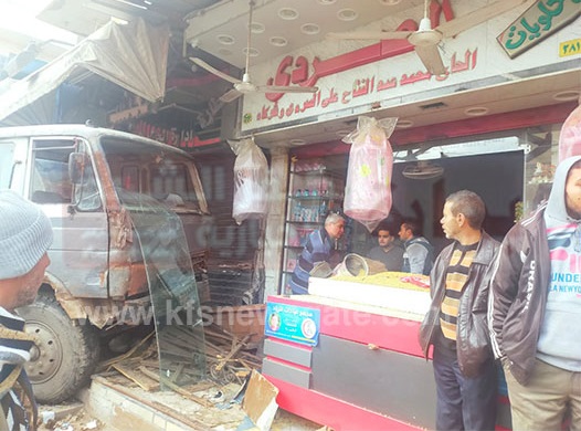 بعد إصابة حلواني..تفاصيل اقتحام سيارة "كسح مياه" لمحلات بمدينة دسوق - صور