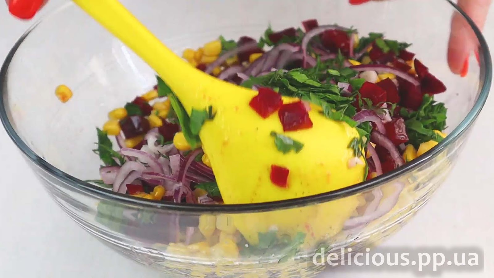 Фото приготовления рецепта: «Легкий салат из свеклы с консервированной кукурузой» - шаг №5