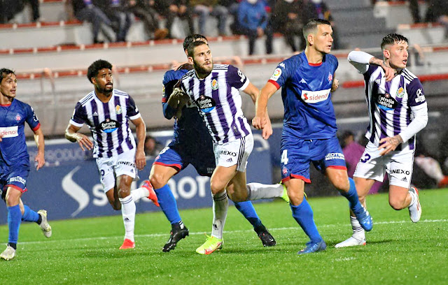 Cristo, Aitor Arregi, Weissman, Larrucea y Janko buscan un balón centrado sobre el área. S. D. AMOREBIETA 4 REAL VALLADOLID C. F. 1. Miércoles, 03/11/2021, 19:00 horas. Campeonato de Liga de 2ª División, jornada 14. Bilbao, Vizcaya, Campo 2 de Lezama