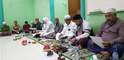 Tgk Bukhari Ali Ketua Majlis Ta'lim Sirul Mubtadin Pulau Jawa  Memimpin Zikir Bersama di Meunasah Aceh Semanan, Kalideres, Jakarta Barat