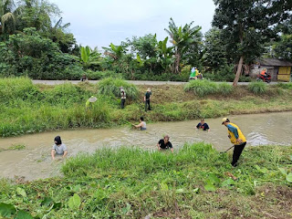 Gotong royong ini sebagai upaya LSM Geram Banten bekerja sama dengan UPTD Provinsi Banten membersihkan aliran irigasi cidurian