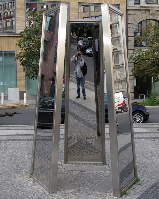 Denkzeichen Modezentrum Hausvogteiplatz, Memorial of the fashion center Hausvogteiplatz by Rainer Görß, Hausvogteiplatz, Berlin