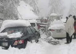 At least 21 people have died after heavy snow trapped them in their vehicles in northern Pakistan.